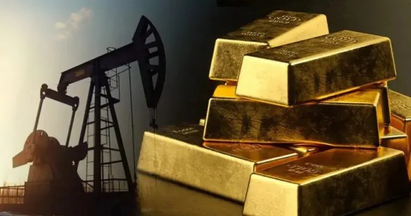 النفط ينخفض لأدنى مستوى في أسبوعين والذهب يرتفع بعد تقارير عن قرب انتهاء الحرب