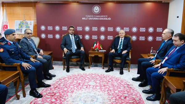وزير الدفاع يبحث مع نظيره التركي أوجه التعاون العسكري