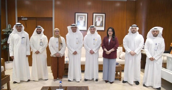 مدير 'التطبيقي' يكرّم فريق الاعتماد الأكاديمي بكلية التمريض بعد نيل اعتماد دولي