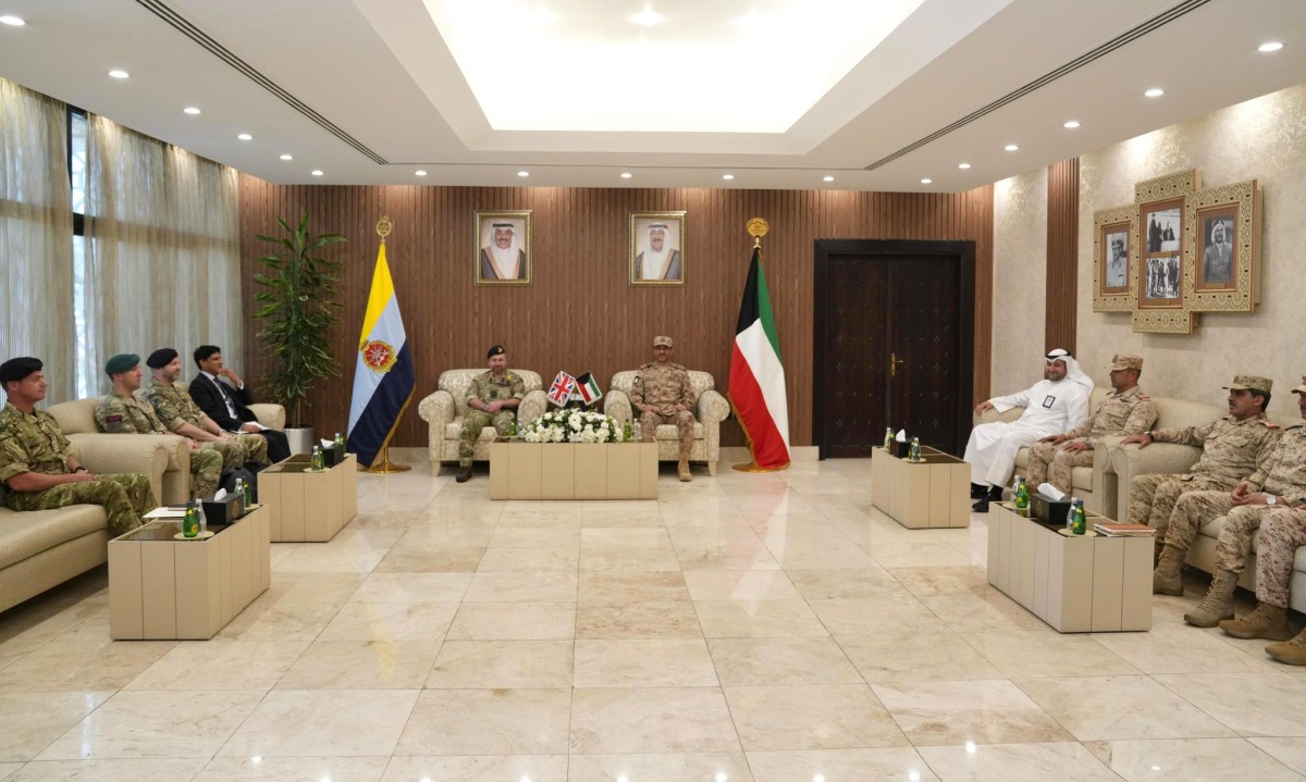 رئيس الأركان يبحث مع مستشار الدفاع الأول البريطاني سبل تطوير التعاون العسكري