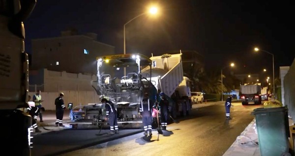 'الأشغال': أعمال الصيانة الجذرية للطرق تتواصل في محافظة مبارك الكبير ضمن خطة التطوير