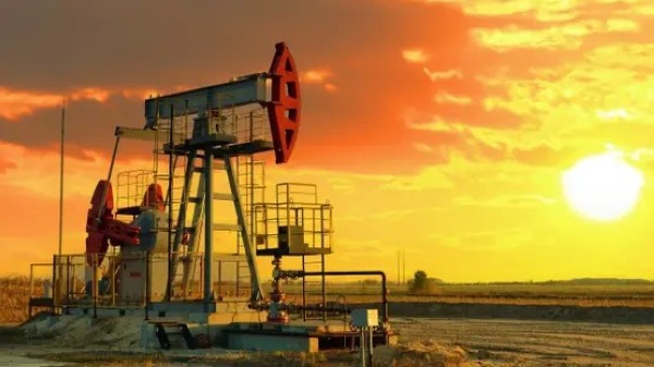 النفط يرتفع بأكثر من 4% بعد رفض ترامب لرد إيران على مقترح للسلام
