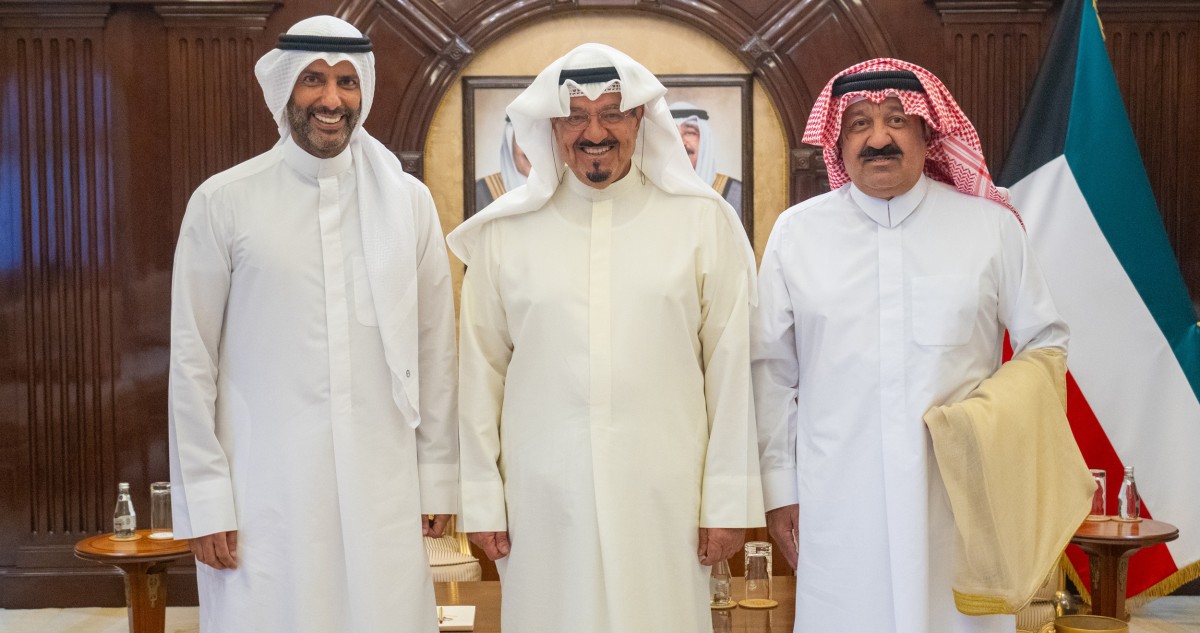 رئيس الوزراء يتسلم دعوة لحضور نهائي كأس التحدي الآسيوي