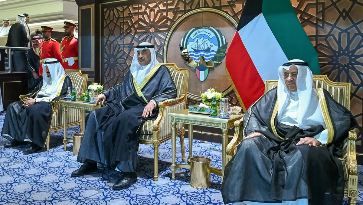ولي العهد يسلم كأس سموه الغالية إلى النادي العربي