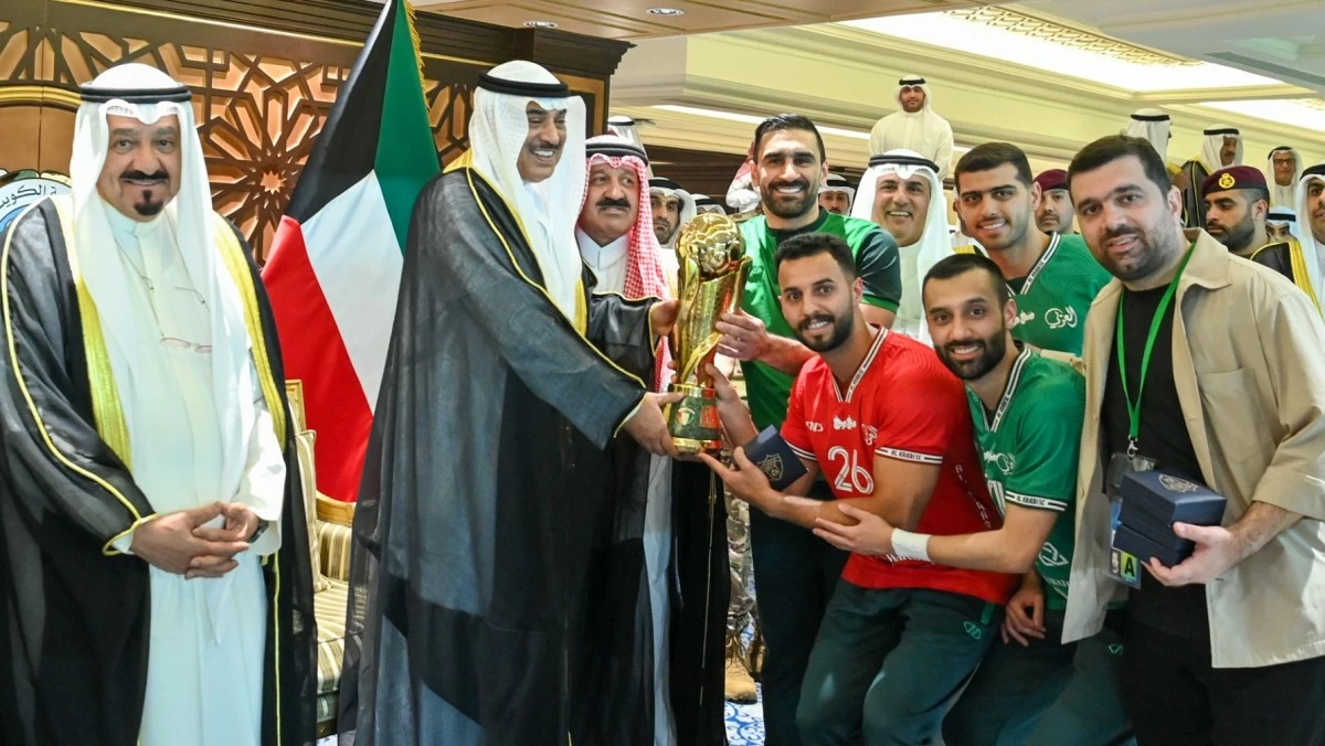ولي العهد يسلم كأس سموه الغالية إلى النادي العربي