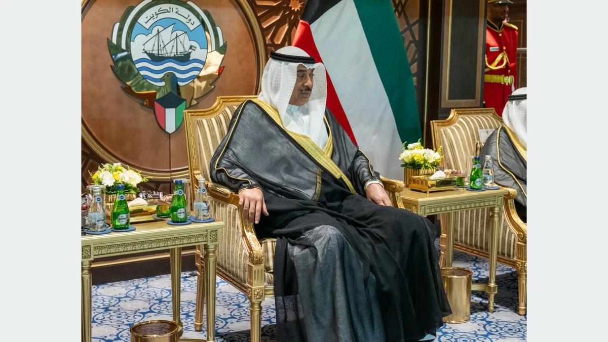ولي العهد يسلم كأس سموه الغالية إلى النادي العربي