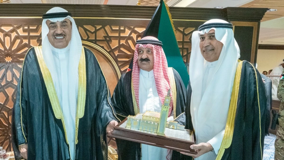 ولي العهد يسلم كأس سموه الغالية إلى النادي العربي
