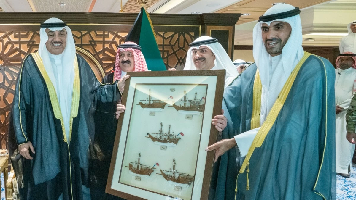 ولي العهد يسلم كأس سموه الغالية إلى النادي العربي