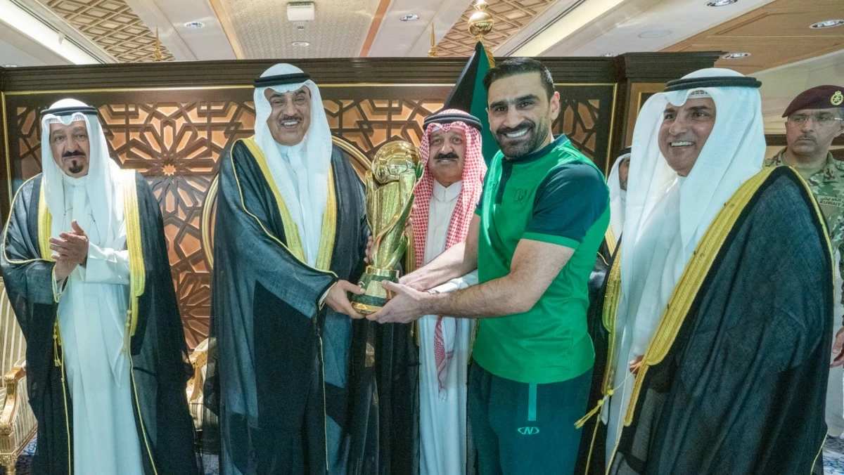 ولي العهد يسلم كأس سموه الغالية إلى النادي العربي