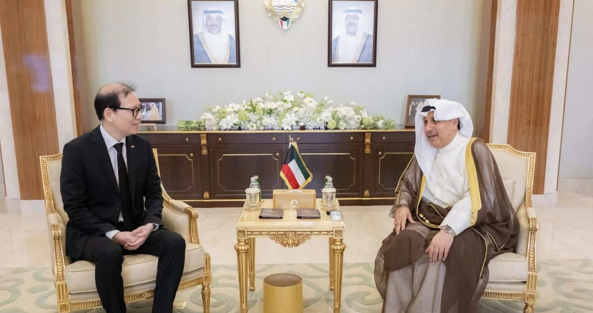 وزير شؤون الديوان الأميري وسفير تايلند يبحثان العلاقات الثنائية وسبل تطويرها 