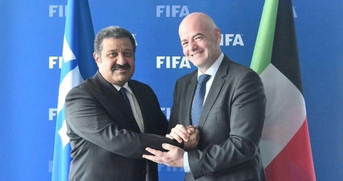 رئيس الاتحاد الدولي لكرة القدم يهنئ أحمد اليوسف 