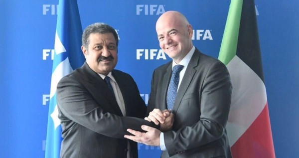 رئيس الاتحاد الدولي لكرة القدم يهنئ أحمد اليوسف