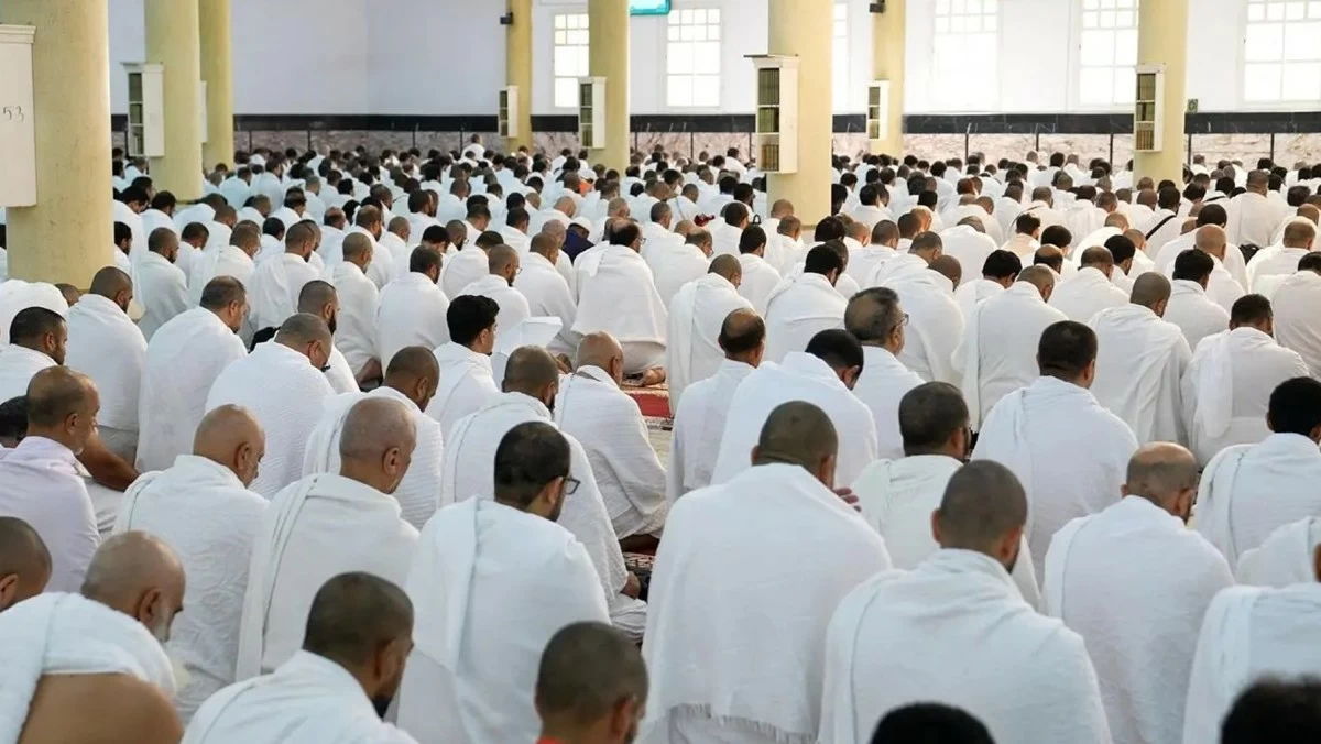 حجاج بيت الله الحرام أدوا صلاتي الظهر والعصر في مسجد الخيف بمشعر منى