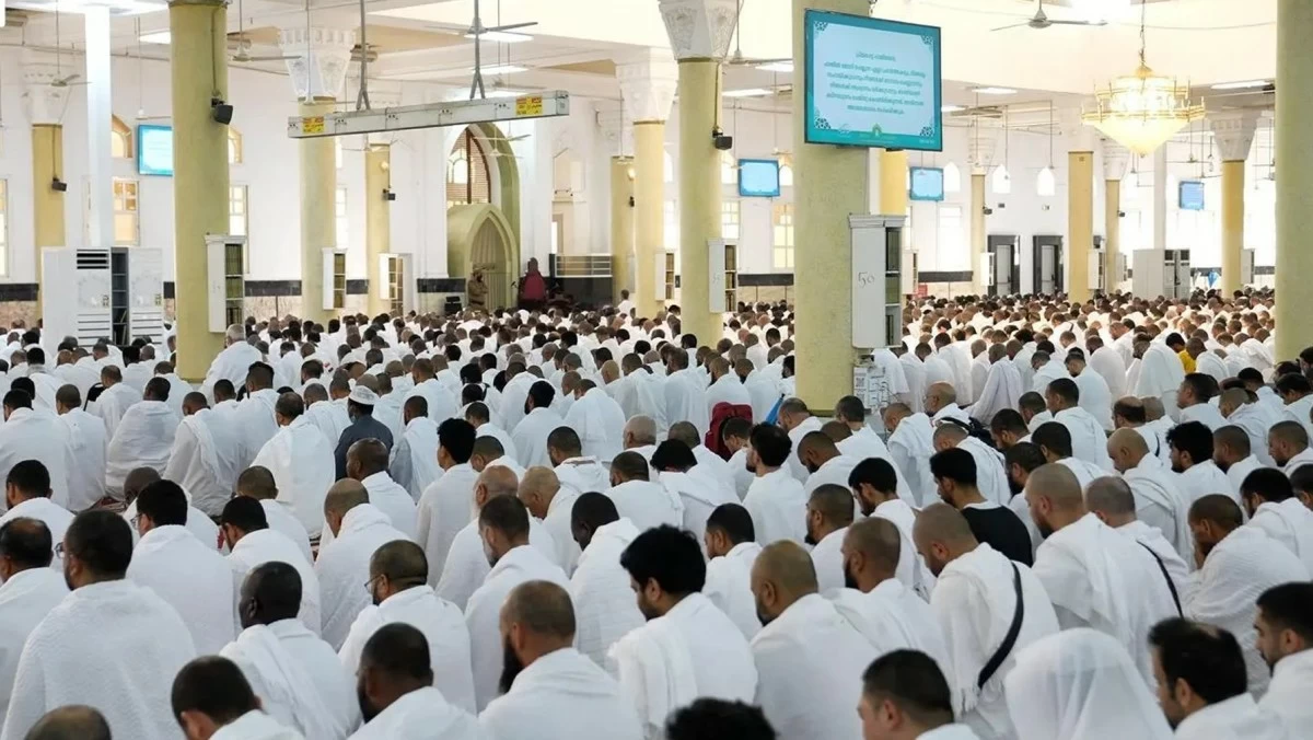 حجاج بيت الله الحرام أدوا صلاتي الظهر والعصر في مسجد الخيف بمشعر منى