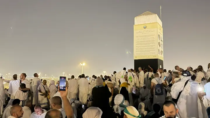حجاج بيت الله الحرام يتوافدون إلى صعيد عرفات لأداء ركن الحج الأعظم 