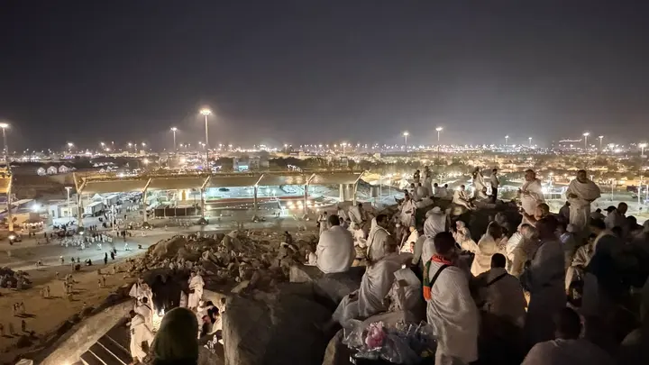 حجاج بيت الله الحرام يتوافدون إلى صعيد عرفات لأداء ركن الحج الأعظم