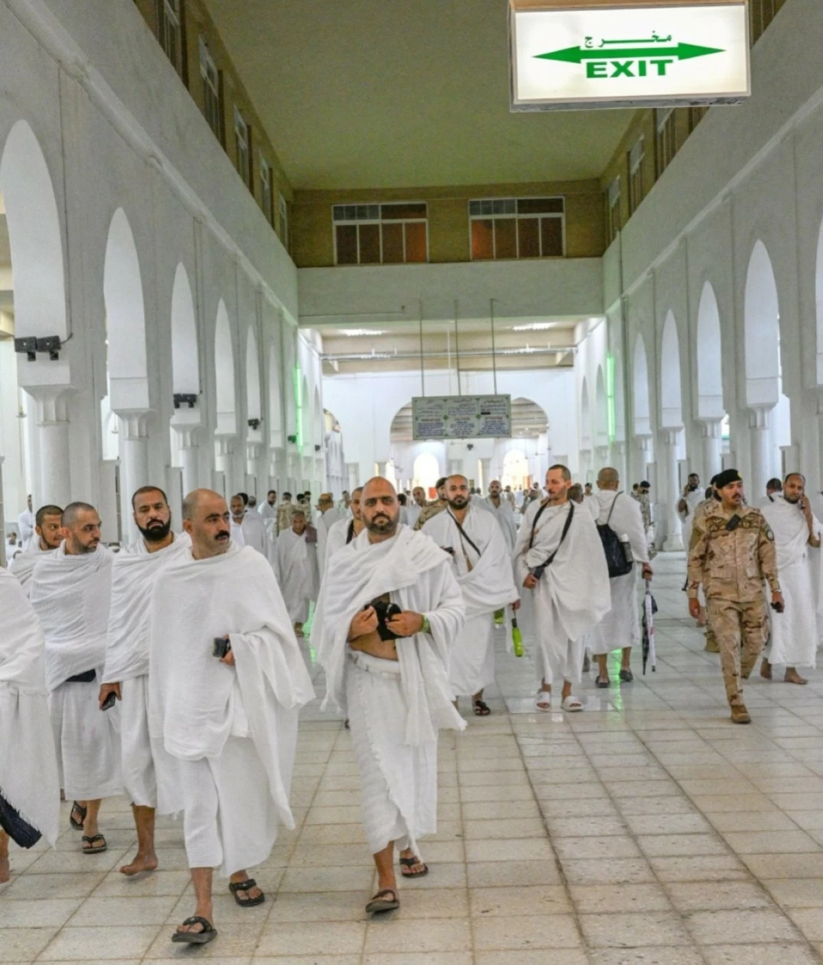 حجاج بيت الله الحرام يتوافدون إلى صعيد عرفات لأداء ركن الحج الأعظم
