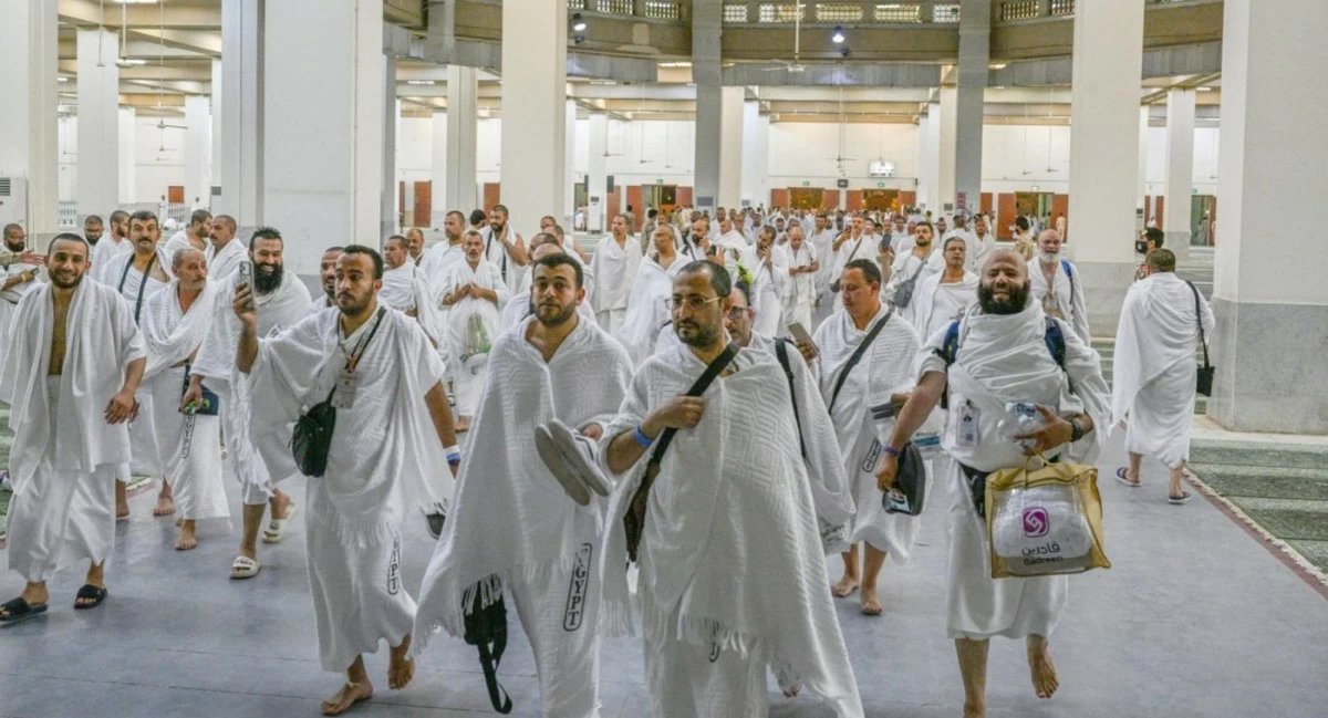 حجاج بيت الله الحرام يتوافدون إلى صعيد عرفات لأداء ركن الحج الأعظم