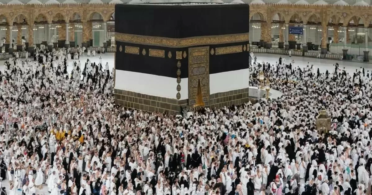 حجاج بيت الله الحرام يؤدون طواف الإفاضة في أجواء روحانية 