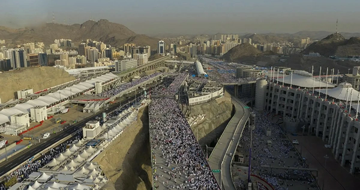 حجاج بيت الله الحرام يرمون الجمرات الثلاث في ثاني أيام التشريق