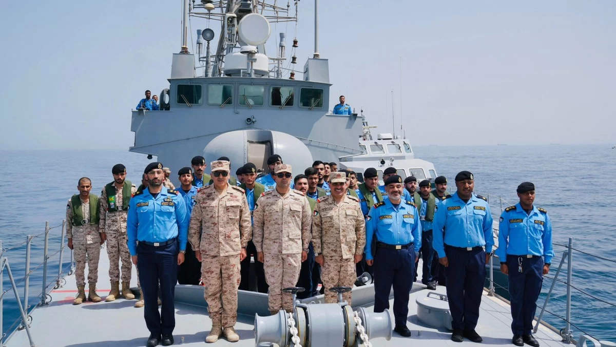 نائب رئيس الأركان يتفقد مواقع عسكرية ويشيد بجاهزية منتسبي الجيش