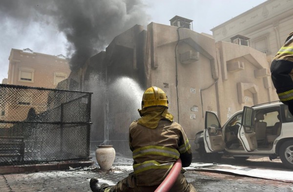 فرق الإطفاء تُسيطر على حريق محول في منطقة فهد الأحمد