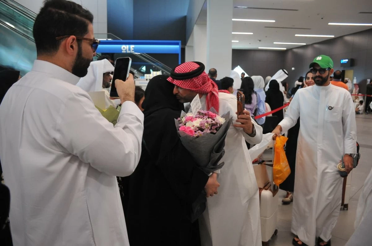 طلائع الحجاج تعانق أرض الوطن