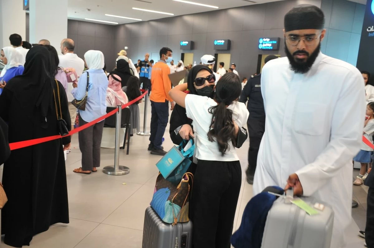 طلائع الحجاج تعانق أرض الوطن