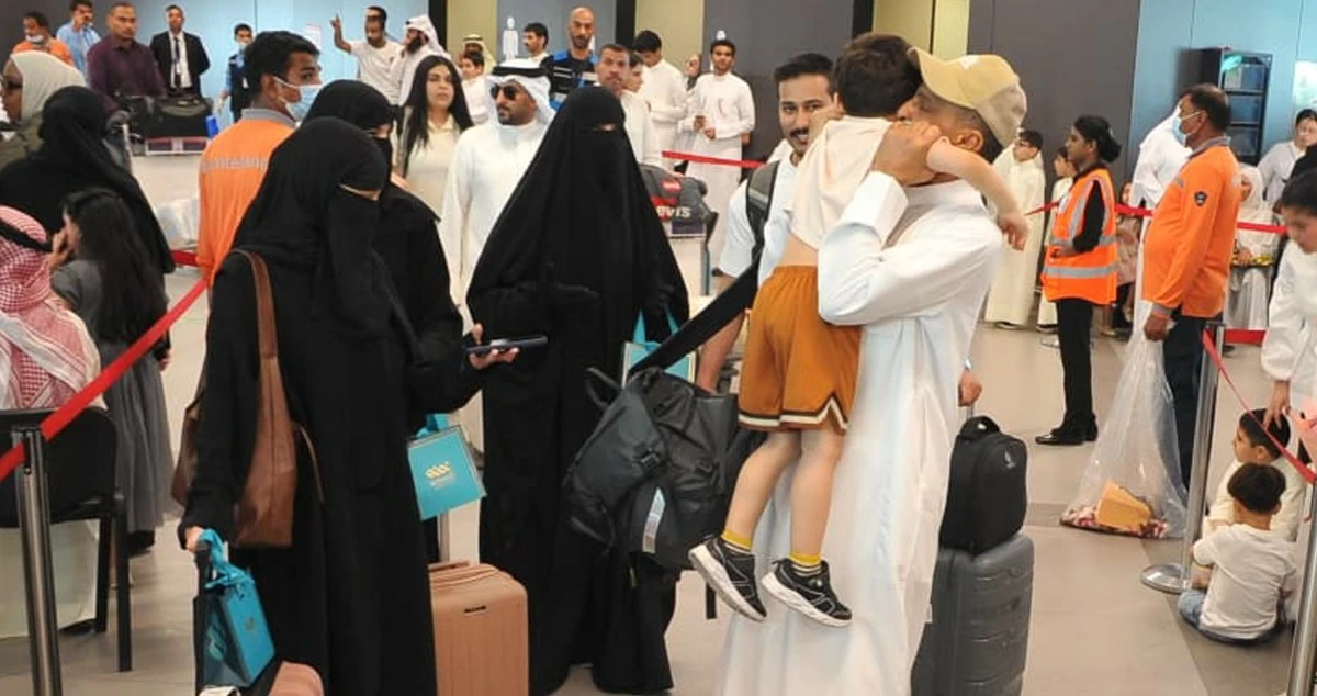 طلائع الحجاج تعانق أرض الوطن
