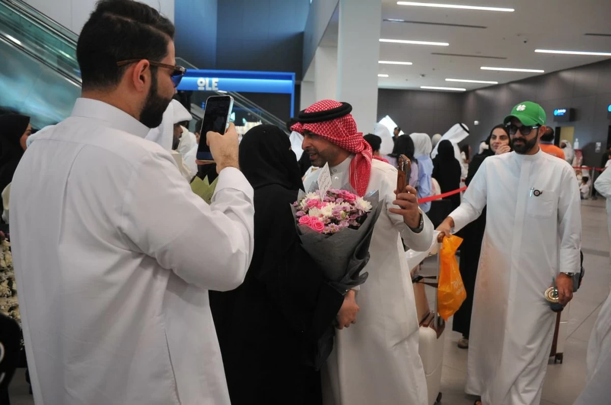 طلائع الحجاج تعانق أرض الوطن
