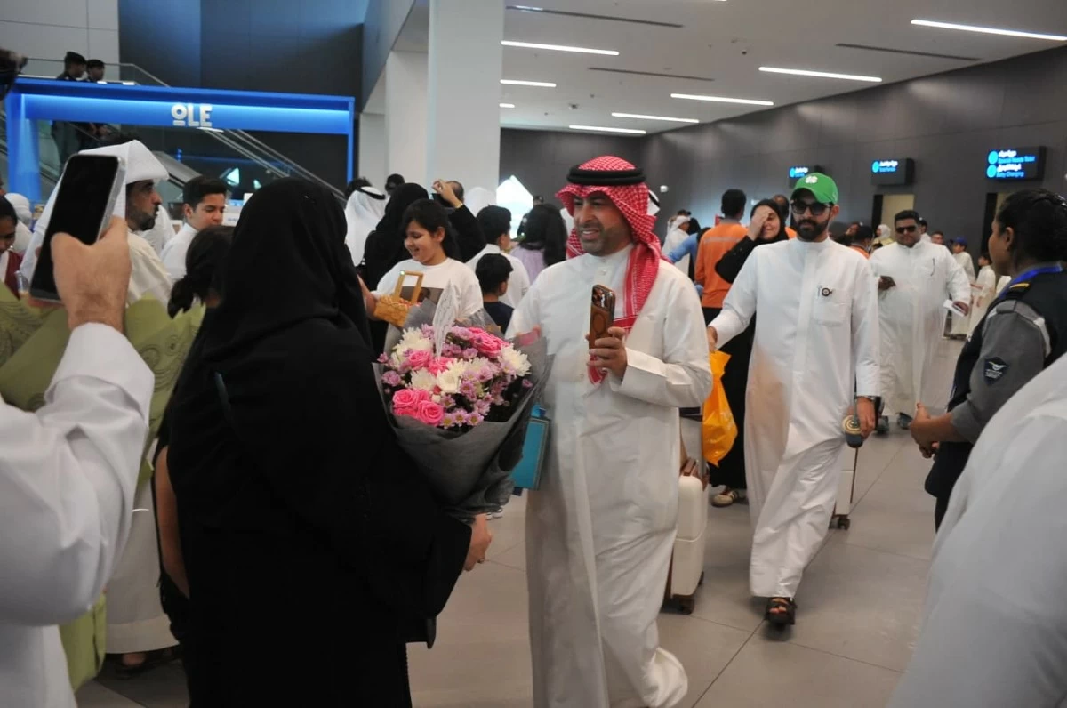 طلائع الحجاج تعانق أرض الوطن