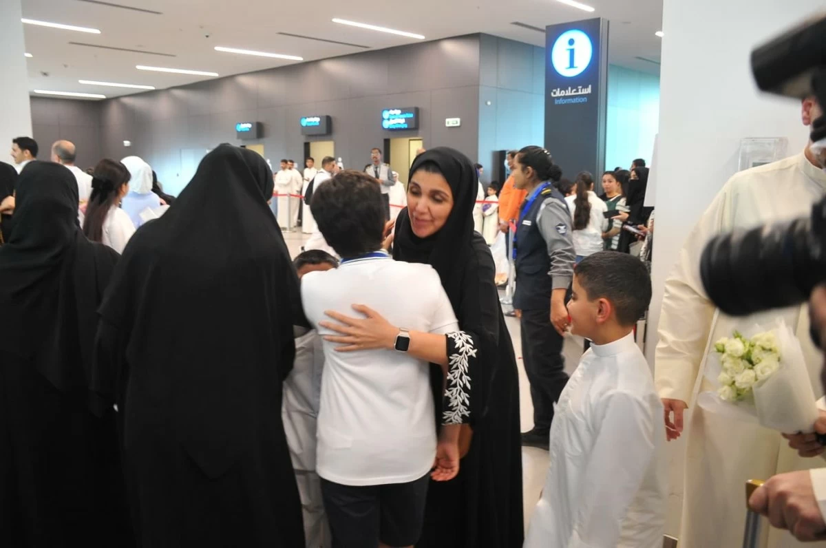 طلائع الحجاج تعانق أرض الوطن
