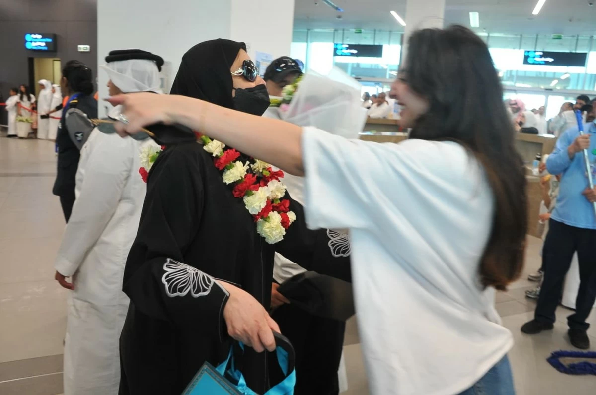 طلائع الحجاج تعانق أرض الوطن