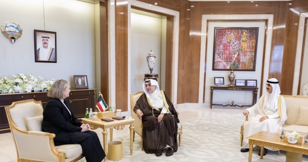 وزير شئون الديوان الأميري ورئيس ديوان سمو ولي العهد يستقبلان سفيرة أستراليا لدى البلاد 