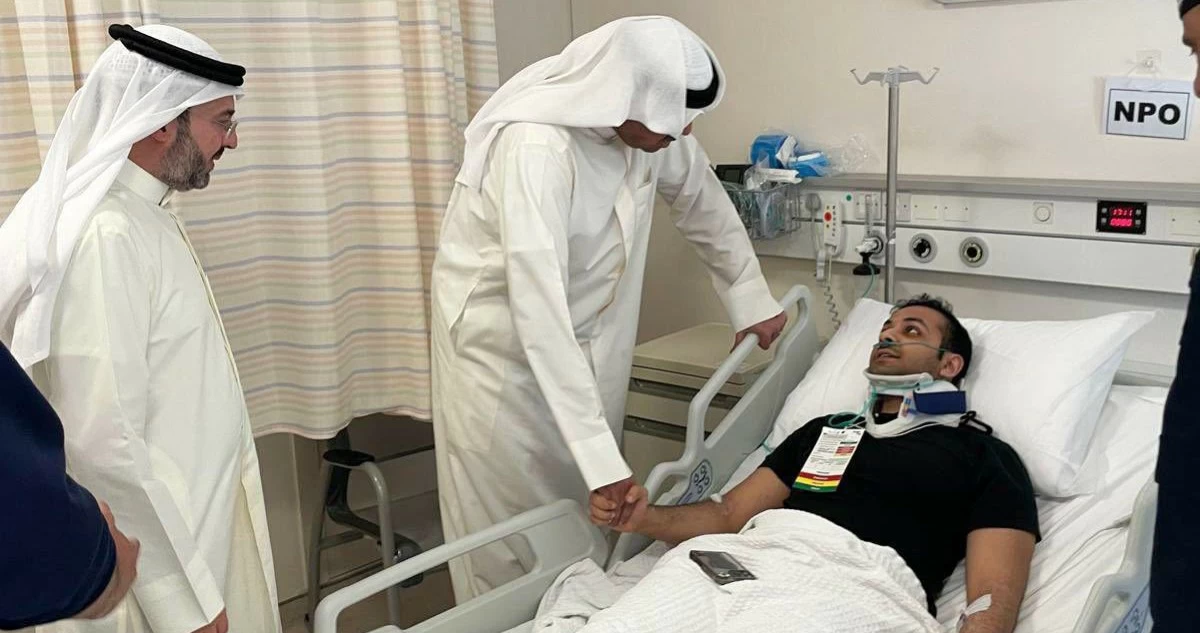وزير الدفاع يطمئن على الحالة الصحية للمصابين جراء استهداف مطار الكويت