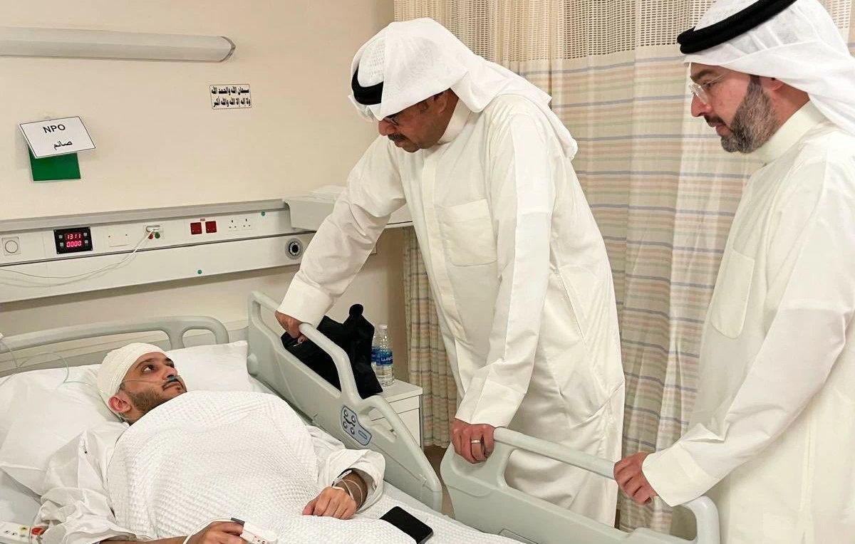 وزير الدفاع يطمئن على الحالة الصحية للمصابين جراء استهداف مطار الكويت