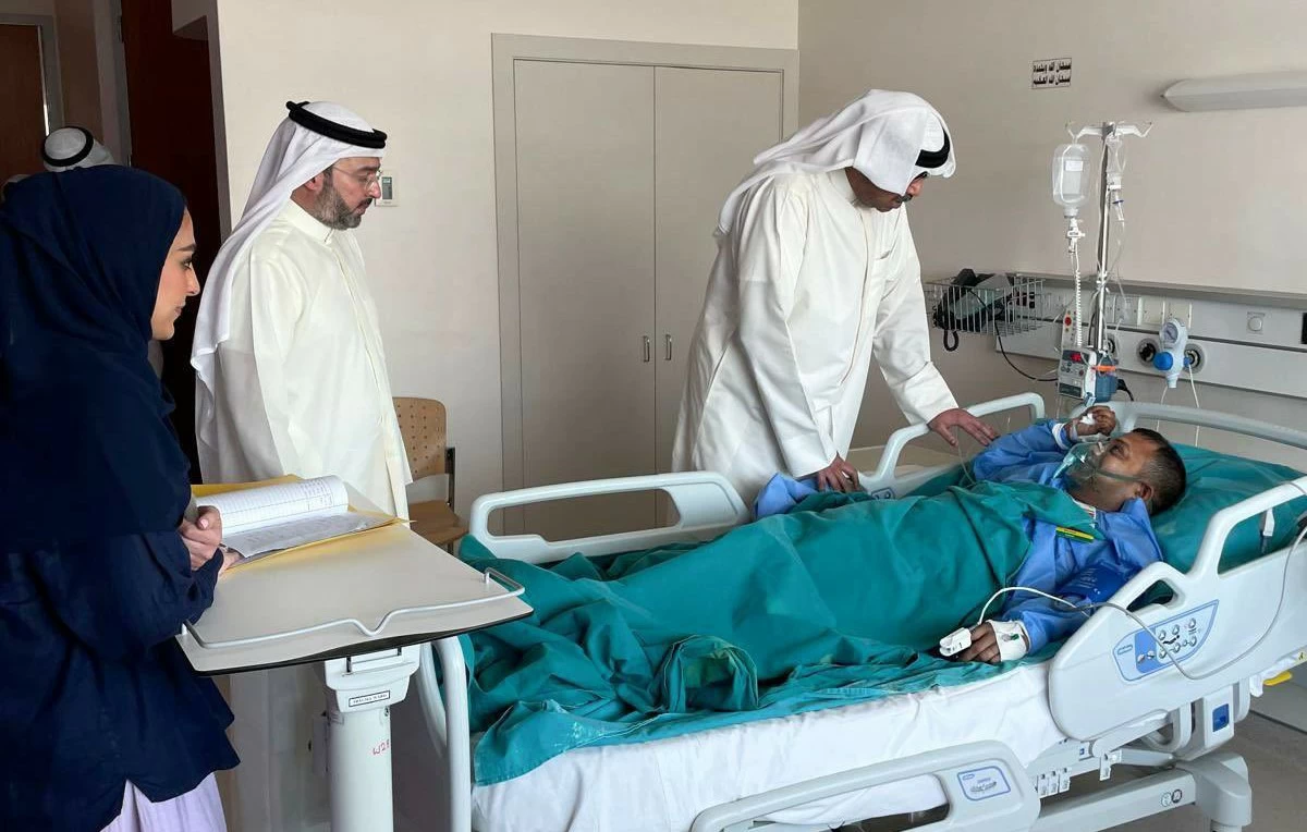 وزير الدفاع يطمئن على الحالة الصحية للمصابين جراء استهداف مطار الكويت