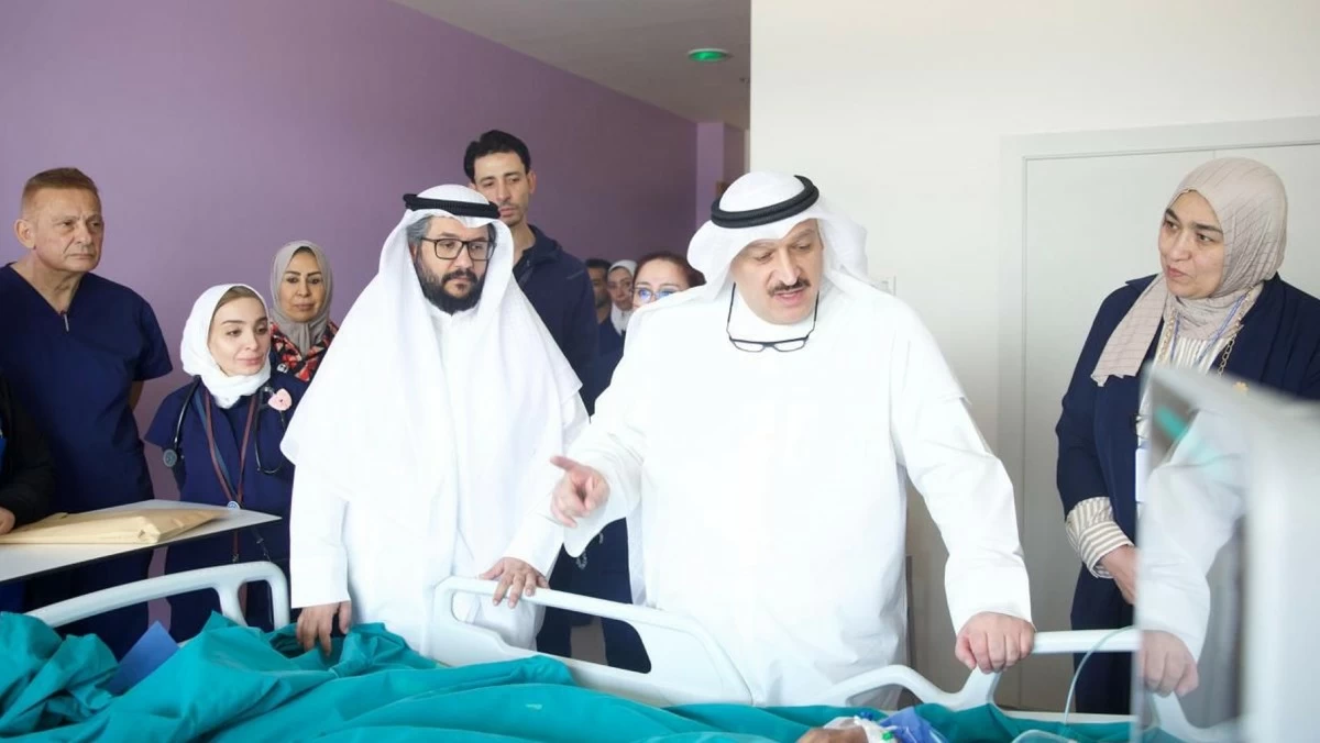 العوضي يتفقد مصابي الاعتداء الإيراني على المطار في مستشفى جابر: توفير الرعاية الصحية اللازمة حتى اكتمال تعافيهم