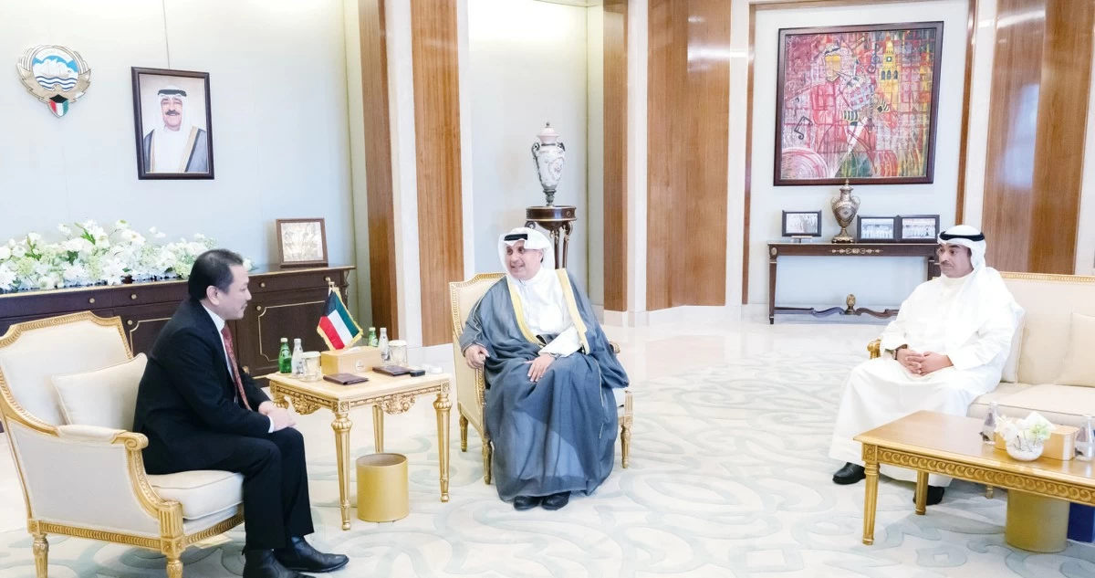 وزير 'الديوان' ناقش المستجدات مع سفيري بنغلاديش وبروناي