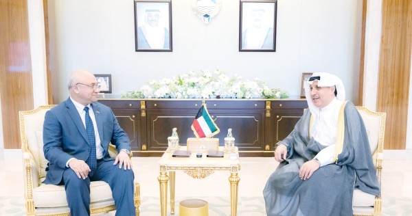 وزير 'الديوان' ناقش المستجدات مع سفيري بنغلاديش وبروناي