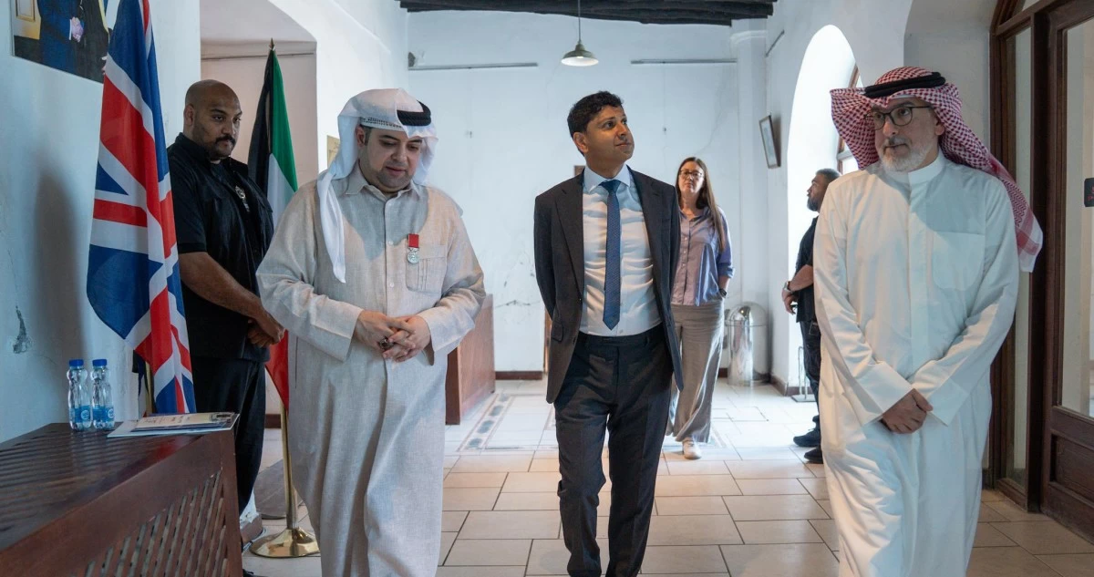سفير المملكة المتحدة يزور 'بيت ديكسون' ويطّلع على التراث الكويتي - البريطاني