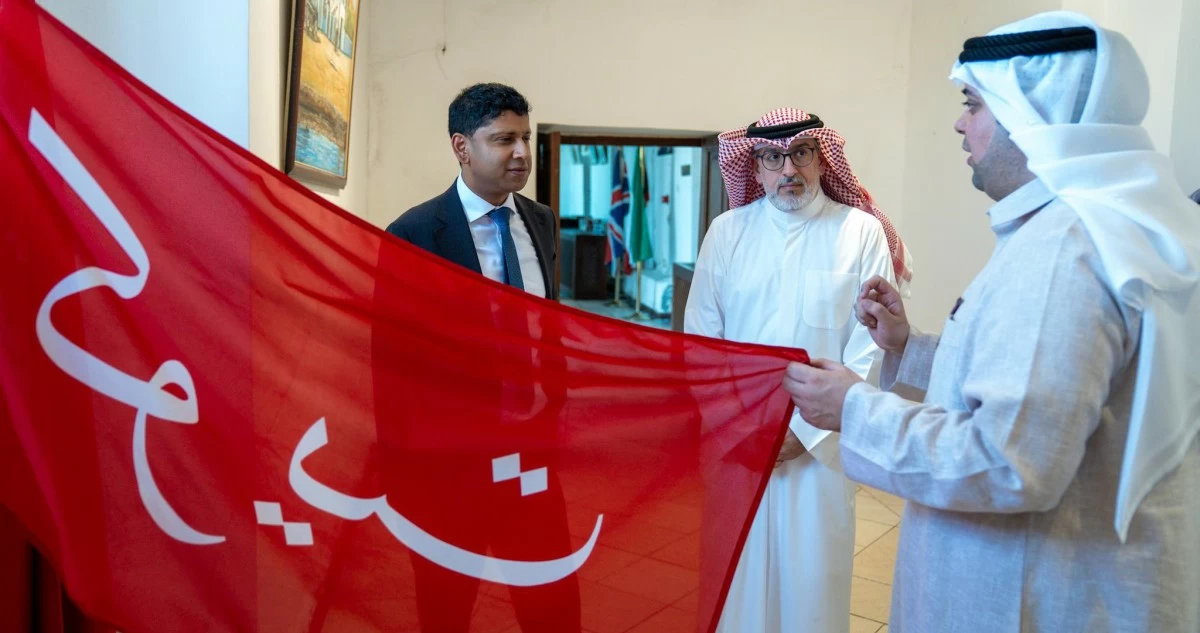 سفير المملكة المتحدة يزور 'بيت ديكسون' ويطّلع على التراث الكويتي - البريطاني