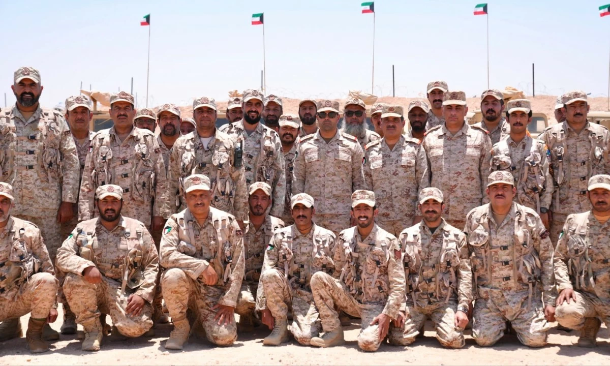 نائب رئيس الأركان يتفقد مواقع عسكرية: مواصلة أداء المهام بكل كفاءة واقتدار لصون أمن الوطن واستقراره