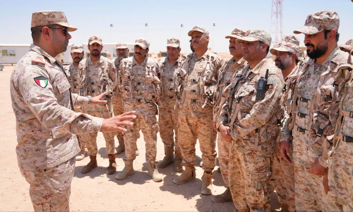 نائب رئيس الأركان يتفقد مواقع عسكرية: مواصلة أداء المهام بكل كفاءة واقتدار لصون أمن الوطن واستقراره