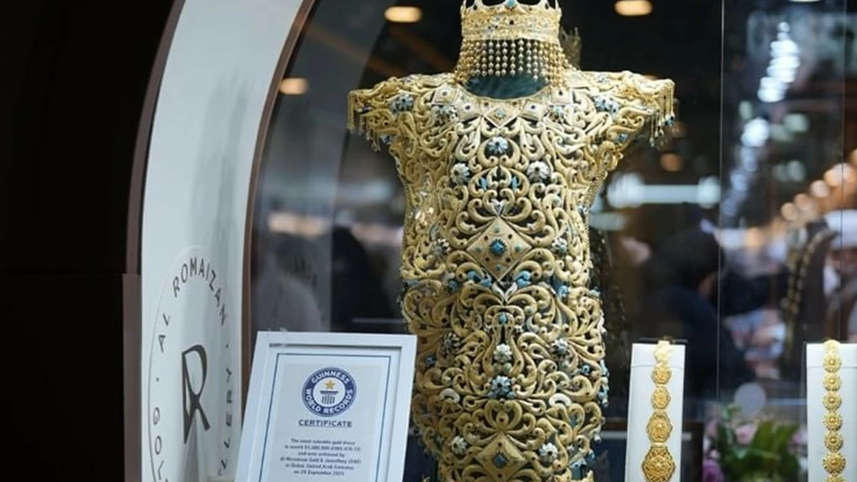 بـ5 ملايين درهم... 'أثمن فستان ذهبي في العالم' يخطف الأنظار في معرض الشارقة للمجوهرات