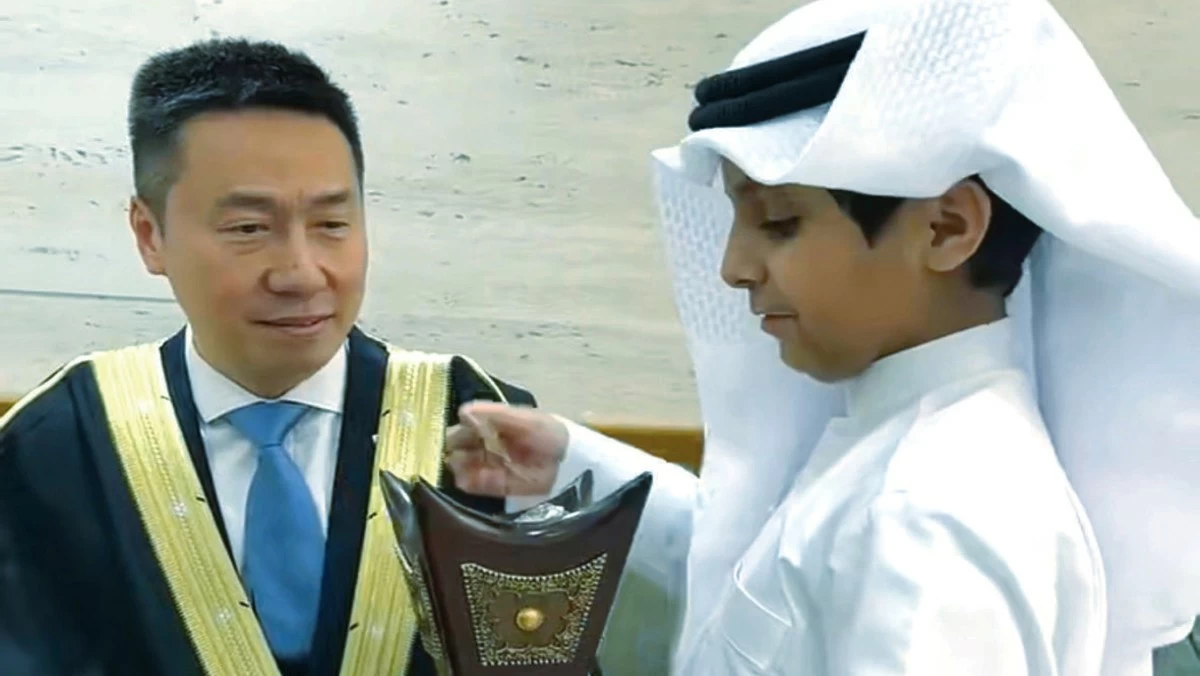 السفير الصيني بـ'البشت'... 'من عاشر القوم...'