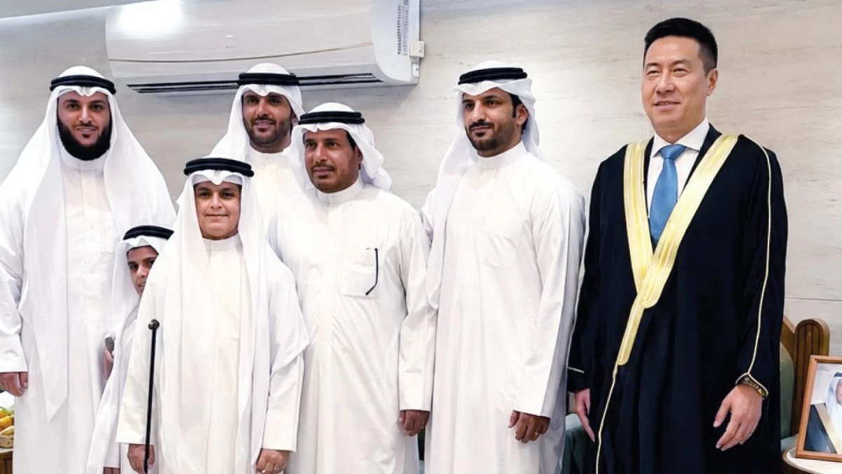 السفير الصيني بـ'البشت'... 'من عاشر القوم...'