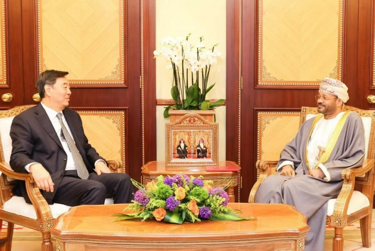 عُمان والصين تؤكدان ضرورة ضمان حرية الملاحة في مضيق هرمز ودعم الحلول السياسية 
