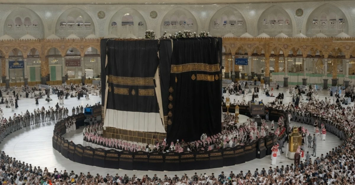 في مشهد مهيب... الكعبة المشرفة ترتدي كسوتها الجديدة مع إشراقة العام الهجري 1448هـ 