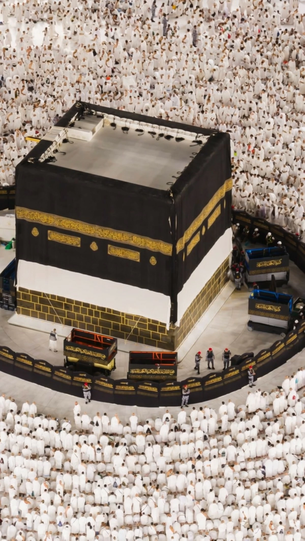 في مشهد مهيب... الكعبة المشرفة ترتدي كسوتها الجديدة مع إشراقة العام الهجري 1448هـ